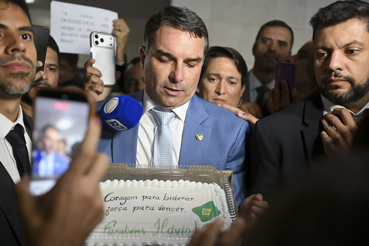 El senador brasileño Flávio Bolsonaro durante una entrevista