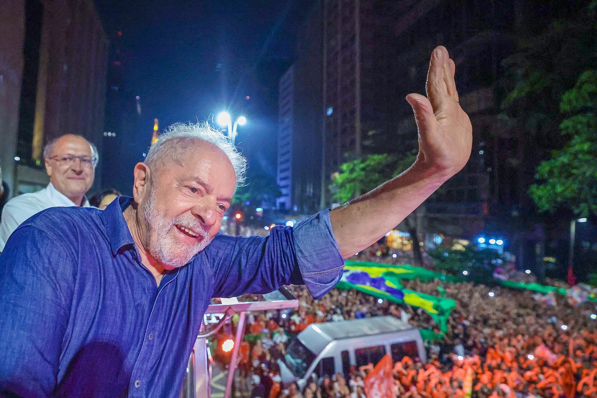 Lula da Silva saluda a sus seguidores en la avenida Paulista, en San Pablo