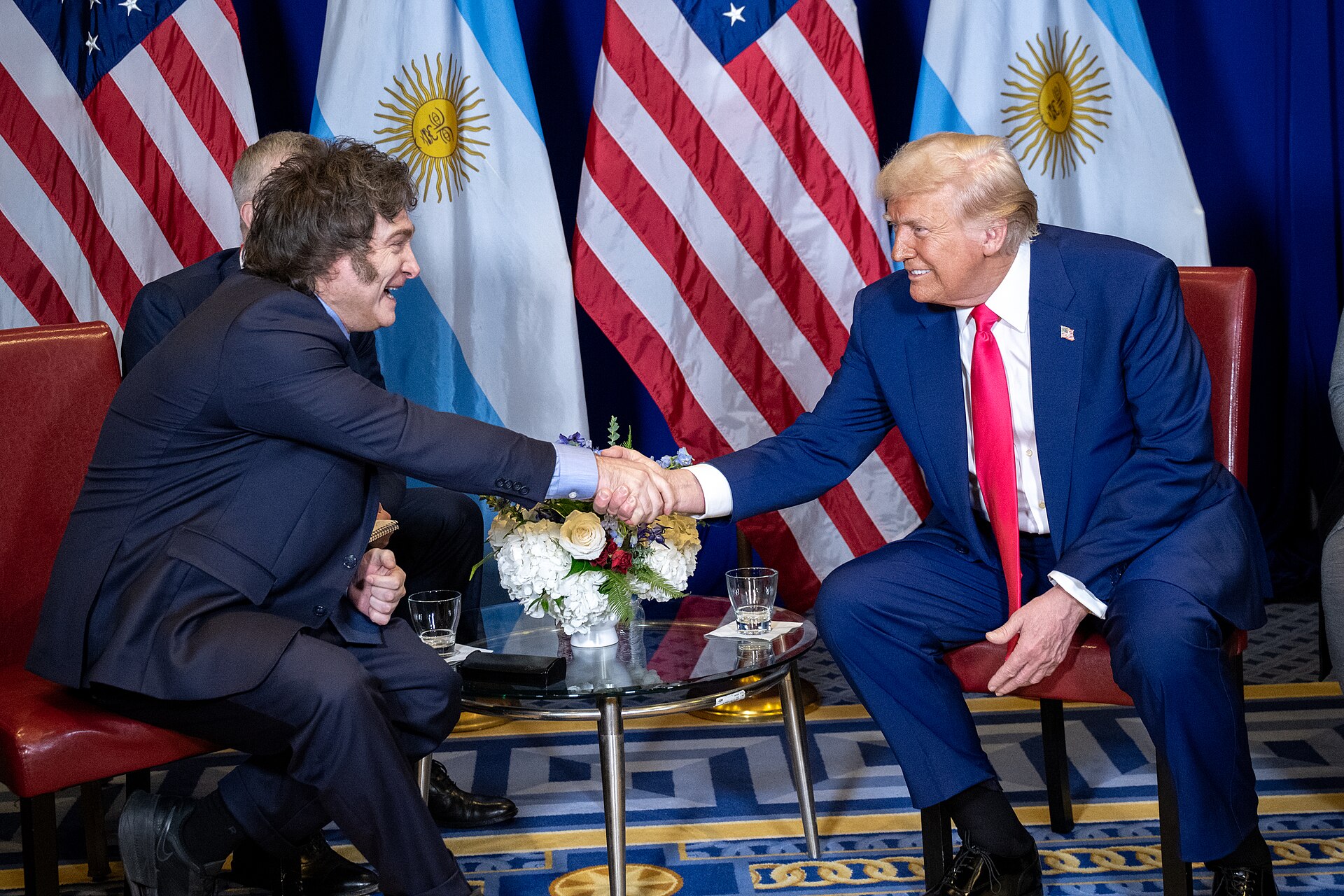 Milei fue distinguido en una gala en Washington y respaldó a Flávio Bolsonaro antes del balotaje en Brasil