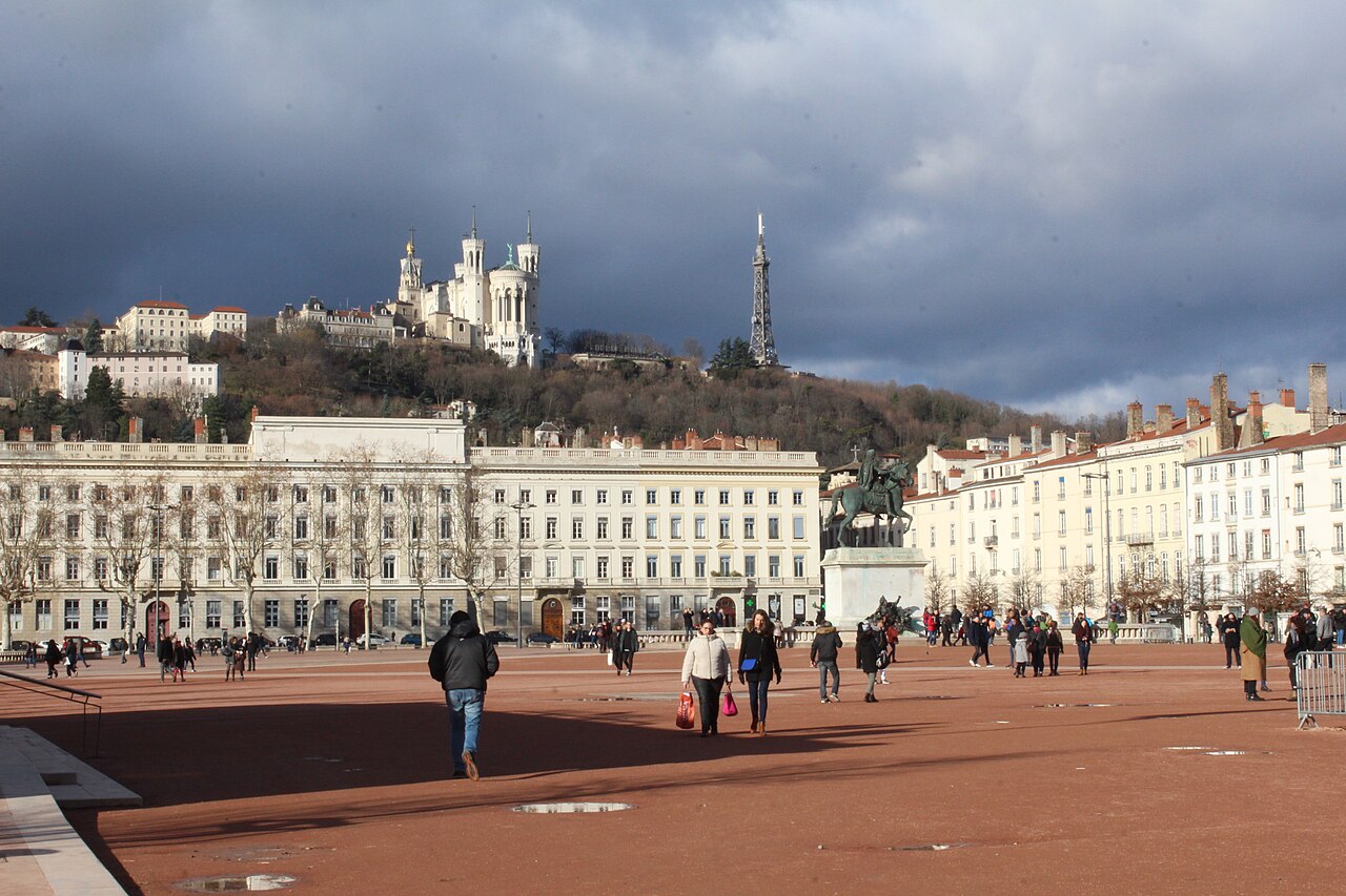 Francia aplicó toques de queda en París, Lyon y otras ciudades para frenar las protestas