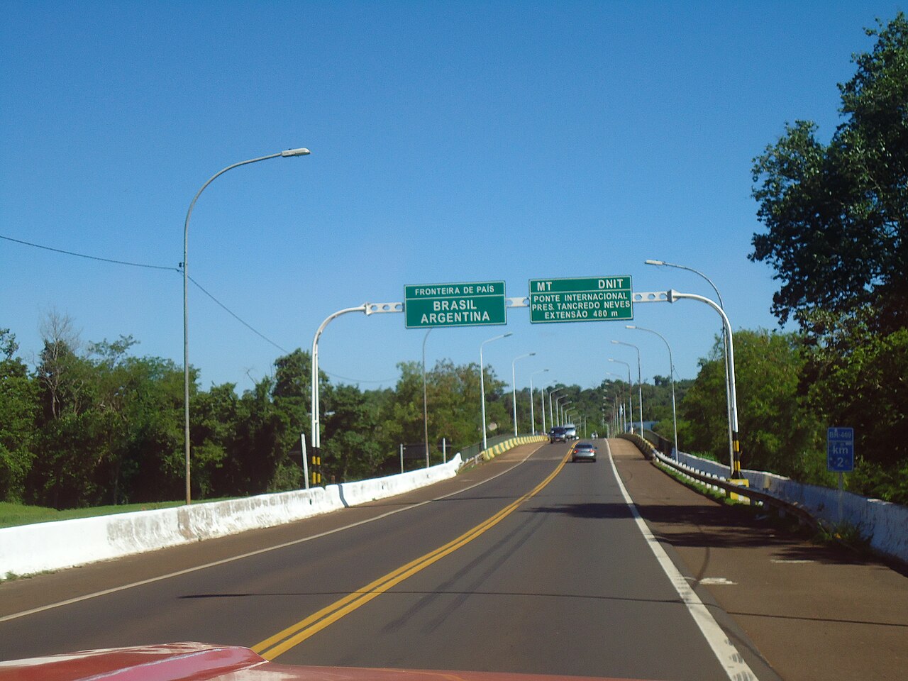 Cartel del Puente Internacional Tancredo Neves, en Puerto Iguazú