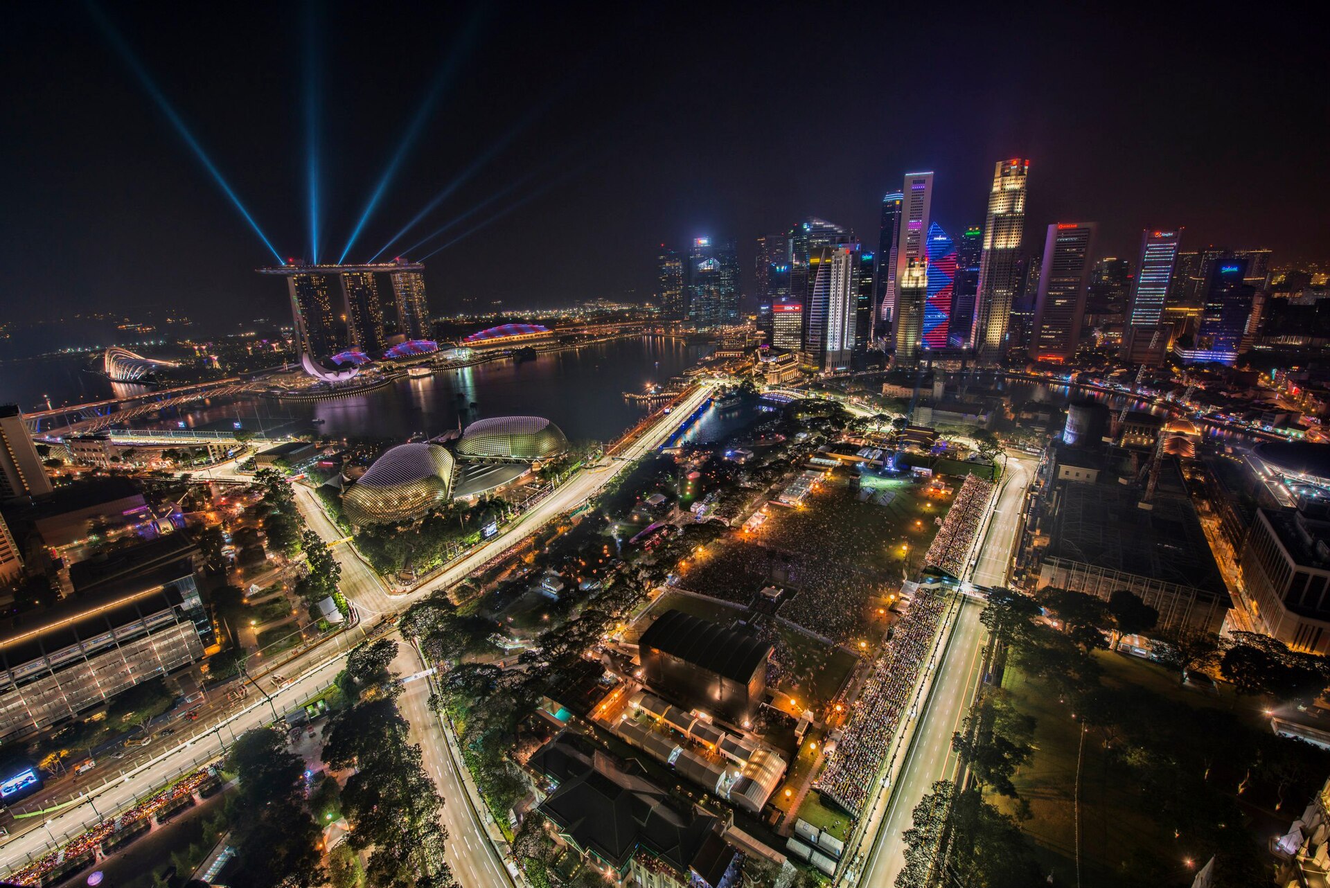 Verstappen ganó en Singapur y Colapinto abandonó por una falla en su Alpine